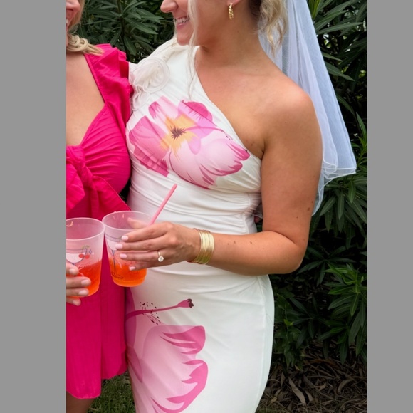 Selfie Leslie One-Shoulder Ruffle Maxi Dress Hibiscus White - Large - Picture 2 of 4